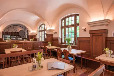 Ein Restaurant oder anderes Speiselokal in der Unterkunft Gutshotel Menterschwaige - Heritage Boutique Hotel with Timless Elegance
