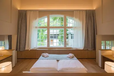 Ein Bett oder Betten in einem Zimmer der Unterkunft Gutshotel Menterschwaige - Heritage Boutique Hotel with Timless Elegance