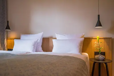 Ein Bett oder Betten in einem Zimmer der Unterkunft Gutshotel Menterschwaige - Heritage Boutique Hotel with Timless Elegance