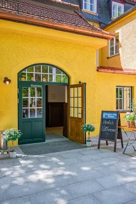 Eine Fassade oder ein Eingang zu Gutshotel Menterschwaige - Heritage Boutique Hotel with Timless Elegance