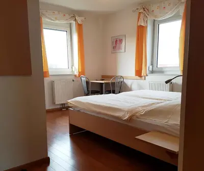 Ein Bett oder Betten in einem Zimmer der Unterkunft Schirmer`s Hotelino