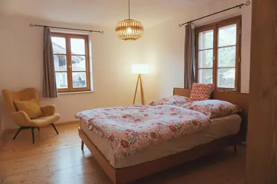 Ein Bett oder Betten in einem Zimmer der Unterkunft Alpen Lounge Leitzachtal - große urige Wohnung mit Dachterasse und Bergblick
