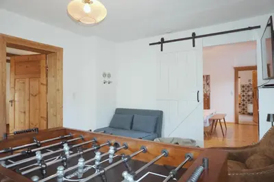 Ein Sitzbereich in der Unterkunft Alpen Lounge Leitzachtal - große urige Wohnung mit Dachterasse und Bergblick