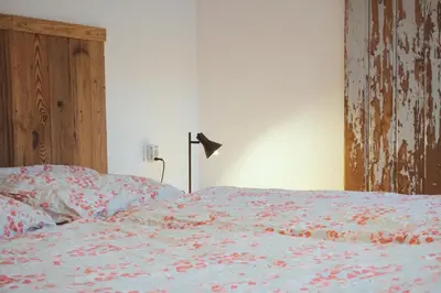 Ein Bett oder Betten in einem Zimmer der Unterkunft Alpen Lounge Leitzachtal - große urige Wohnung mit Dachterasse und Bergblick