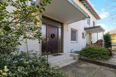 Das Gebäude in dem sich das Ferienhaus befindet