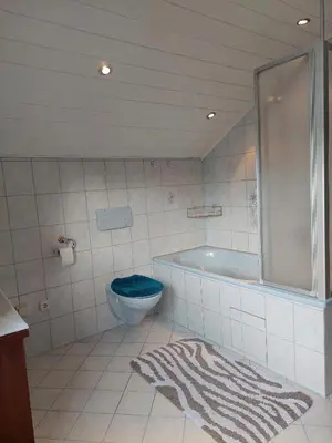 Ein Badezimmer in der Unterkunft Häuschen Kunterbunt