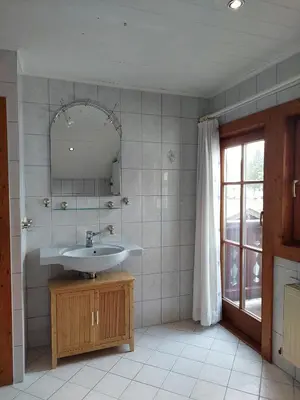 Ein Badezimmer in der Unterkunft Häuschen Kunterbunt
