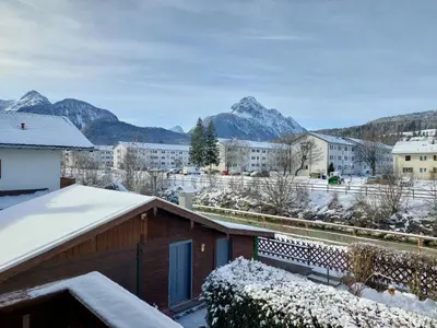 Ein allgemeiner Bergblick oder ein Berglick von des Ferienhauses aus