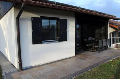 Das Gebäude in dem sich das Ferienhaus befindet