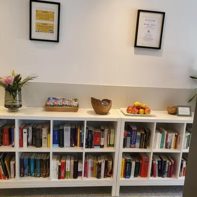 Die Bibliothek im Aparthotel