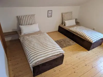 Ein Bett oder Betten in einem Zimmer der Unterkunft Freistehendes Haus - Garten - Netflix - Stellplatz - 30 Minuten zum Chiemsee
