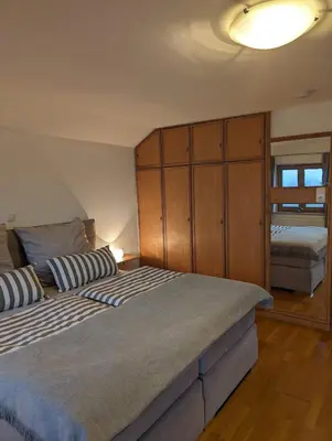 Ein Bett oder Betten in einem Zimmer der Unterkunft Freistehendes Haus - Garten - Netflix - Stellplatz - 30 Minuten zum Chiemsee