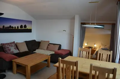 Ein Sitzbereich in der Unterkunft Ferienwohnung Farchanter Alm mit Schlafzimmer, Wohnzimmer und Schlafnische