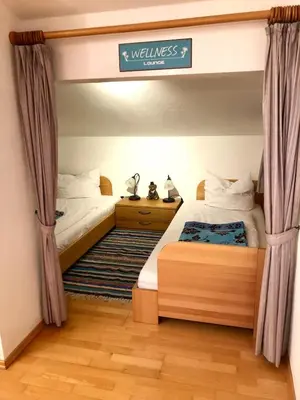 Ein Bett oder Betten in einem Zimmer der Unterkunft Ferienwohnung Farchanter Alm mit Schlafzimmer, Wohnzimmer und Schlafnische