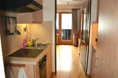 Küche/Küchenzeile in der Unterkunft Ferienwohnung Farchanter Alm mit Schlafzimmer, Wohnzimmer und Schlafnische