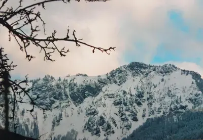 Ein allgemeiner Bergblick oder ein Berglick von des Ferienhauses aus