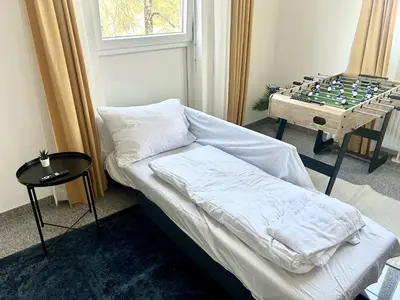 Ein Bett oder Betten in einem Zimmer der Unterkunft LTA Apartment München Süd No1 Fun & Games