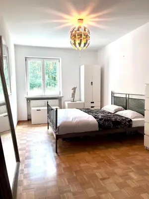 Ein Bett oder Betten in einem Zimmer der Unterkunft Large Munich house with 4 bedrooms in a quiet and greened villa area near Munich
