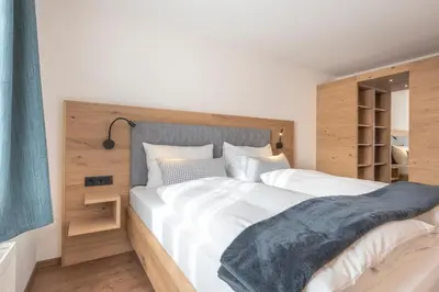 Ein Bett oder Betten in einem Zimmer der Unterkunft Pension BergMoment Ferienwohnungen oder Zimmer mit Frühstück
