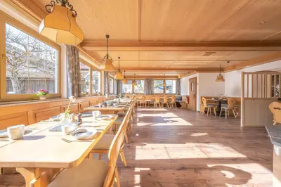 Ein Restaurant oder anderes Speiselokal in der Unterkunft Pension BergMoment Ferienwohnungen oder Zimmer mit Frühstück