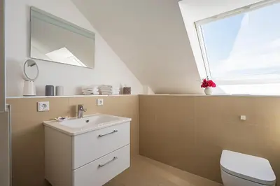 Ein Badezimmer in der Unterkunft Sieben Zimmer & Ein Tisch
