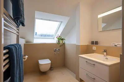 Ein Badezimmer in der Unterkunft Sieben Zimmer & Ein Tisch