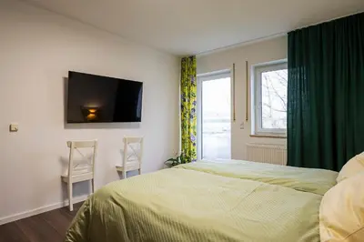 Ein Bett oder Betten in einem Zimmer der Unterkunft Sieben Zimmer & Ein Tisch