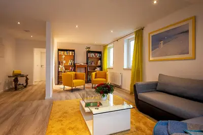 Ein Sitzbereich in der Unterkunft Sieben Zimmer & Ein Tisch