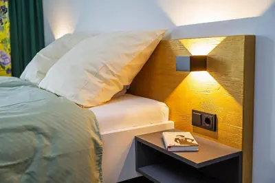 Ein Bett oder Betten in einem Zimmer der Unterkunft Sieben Zimmer & Ein Tisch