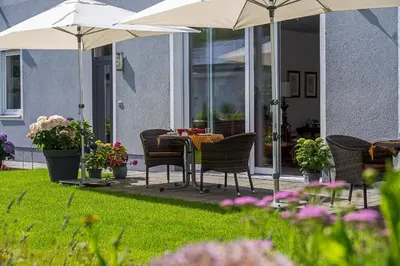 Ein Garten an der Unterkunft Sieben Zimmer & Ein Tisch