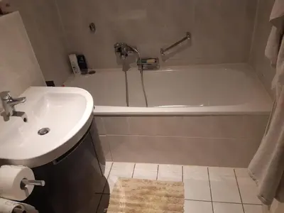 Ein Badezimmer in der Unterkunft Sunny garden flat in Munich