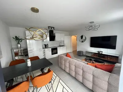 Küche/Küchenzeile in der Unterkunft Hochwertige Stilvolle 2 Zimmer Erdgeschoss Wohnung mit großer Terasse und Garten