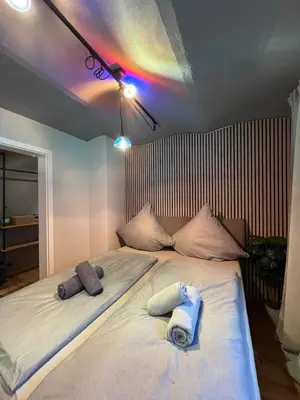 Ein Bett oder Betten in einem Zimmer der Unterkunft Stay Nice Thermen-Glück 3BR 100qm Whirlpool-Badewanne