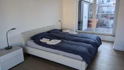 Ein Bett oder Betten in einem Zimmer der Unterkunft Doppelzimmer in großer Wohnung oberste Etage zentral gelegen DoubleBedroom in spacious Apartment on top floor central Munich