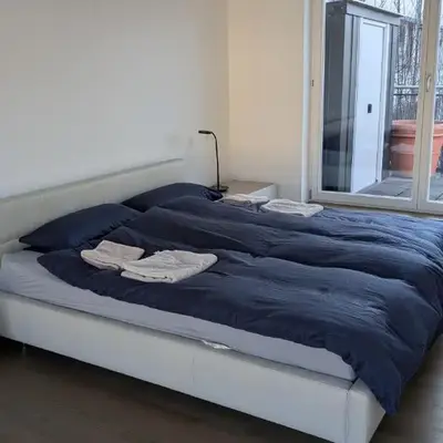 Doppelzimmer in großer Wohnung oberste Etage zentral gelegen DoubleBedroom in spacious Apartment on top floor central Munich