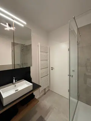 Ein Badezimmer in der Unterkunft Moderne 2-Schlafzimmer Wohnung für 2-3 Personen - Optimal für Arbeit und Erholung