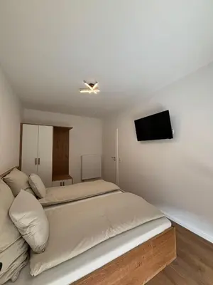 Ein Bett oder Betten in einem Zimmer der Unterkunft Moderne 2-Schlafzimmer Wohnung für 2-3 Personen - Optimal für Arbeit und Erholung