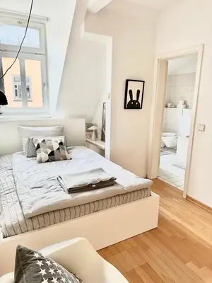 Ein Bett oder Betten in einem Zimmer der Unterkunft Charmantes Stadthaus im Herzen von München