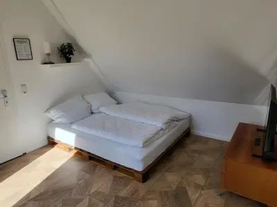 Ein Bett oder Betten in einem Zimmer der Unterkunft Dachgeschosswohnung 2 - Apartments am Schloss