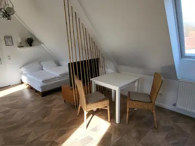 Ein Bett oder Betten in einem Zimmer der Unterkunft Dachgeschosswohnung 2 - Apartments am Schloss