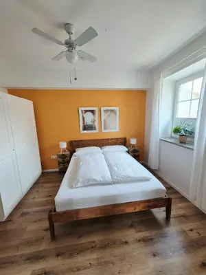 Ein Bett oder Betten in einem Zimmer der Unterkunft 2-Zimmer Wohnung 2 - Apartments am Schloss