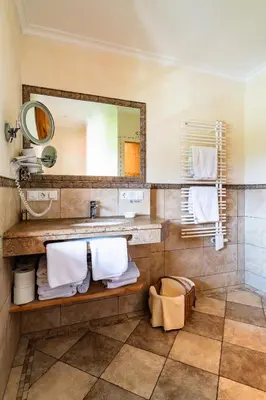 Ein Badezimmer in der Unterkunft Hotel garni Fischerweber am See