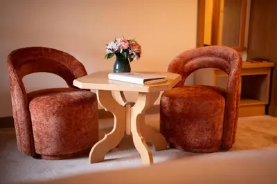 Ein Sitzbereich in der Unterkunft Hotel garni Fischerweber am See