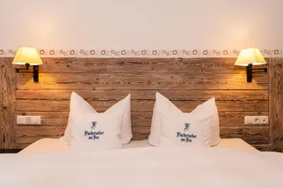 Ein Bett oder Betten in einem Zimmer der Unterkunft Hotel garni Fischerweber am See