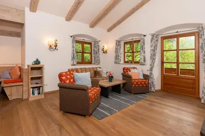 Ein Sitzbereich in der Unterkunft Hotel garni Fischerweber am See