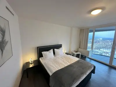 Ein Bett oder Betten in einem Zimmer der Unterkunft Tower Suite Hotelturm Augsburg