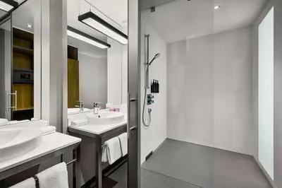 Ein Badezimmer in der Unterkunft Aloft München