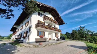 Das Gebäude in dem sich der Bauernhof befindet