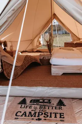 Ein Bett oder Betten in einem Zimmer der Unterkunft Boho Zelt Lebenshofalpakas