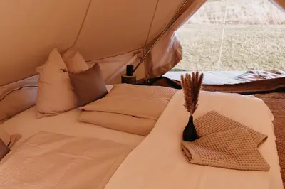Ein Sitzbereich in der Unterkunft Boho Zelt Lebenshofalpakas